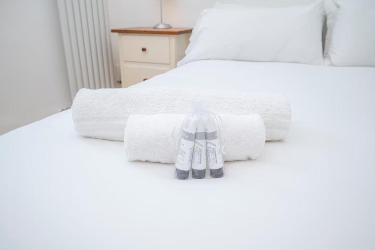 Cosy 1 Bedroom Flat Nestled In De Beauvoir Town Pass The Keys *